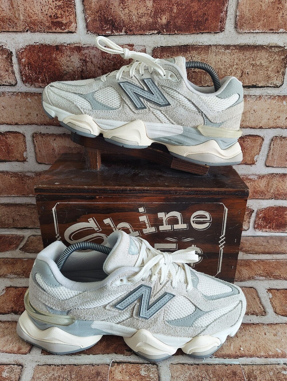 Pre-owned New Balance 9060